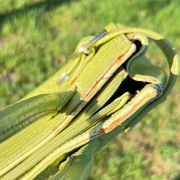 Vintage lime green leather handbag with silver details - Picture 4 of 17